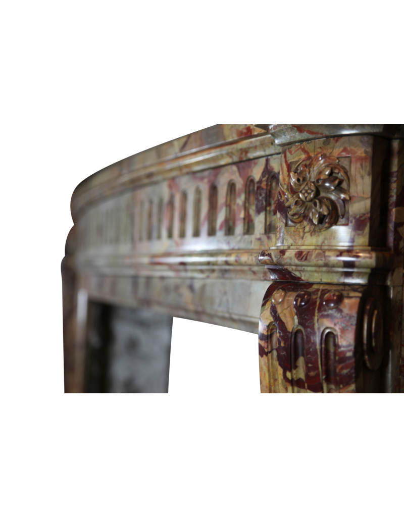 Maison Leon Van den Bogaert Klassisch elegante antike französische Kaminumrandung aus Marmor