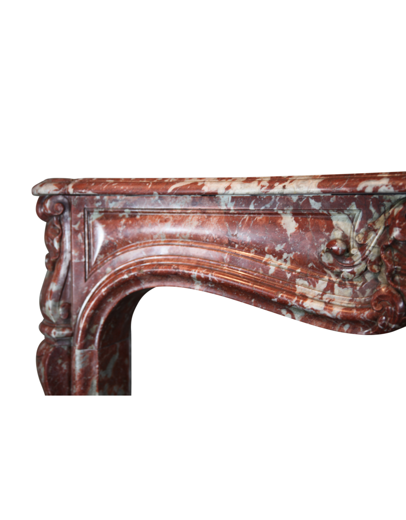 Maison Leon Van den Bogaert Klassisch elegante antike französische Kaminumrandung aus Marmor aus dem 18. Jahrhundert