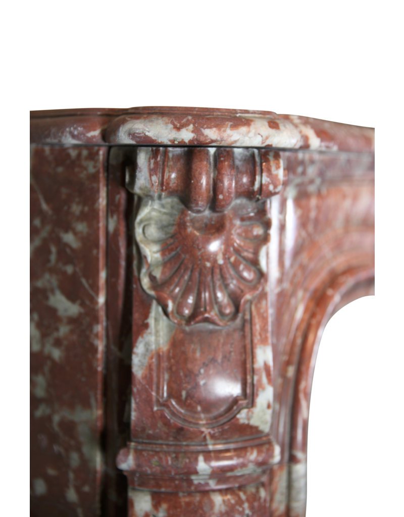Maison Leon Van den Bogaert Klassisch elegante antike französische Kaminumrandung aus Marmor aus dem 18. Jahrhundert