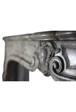 Maison Leon Van den Bogaert Klassische originale antike französische Kaminumrandung aus Marmor