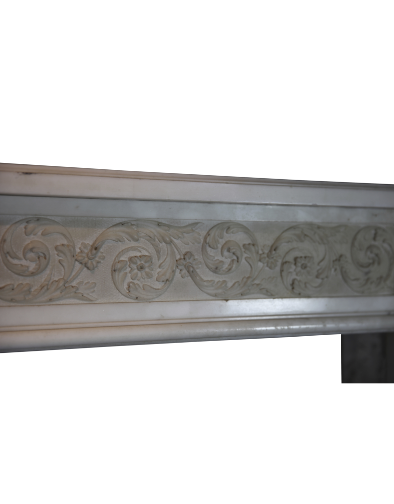 Maison Leon Van den Bogaert Elegante französische Kaminumrandung aus weißem Statuario-Marmor aus dem 18. Jahrhundert