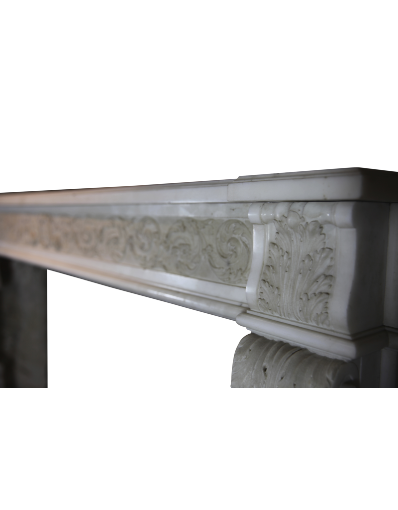 Maison Leon Van den Bogaert Elegante französische Kaminumrandung aus weißem Statuario-Marmor aus dem 18. Jahrhundert