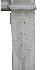 Maison Leon Van den Bogaert Elegante französische Kaminumrandung aus weißem Statuario-Marmor aus dem 18. Jahrhundert