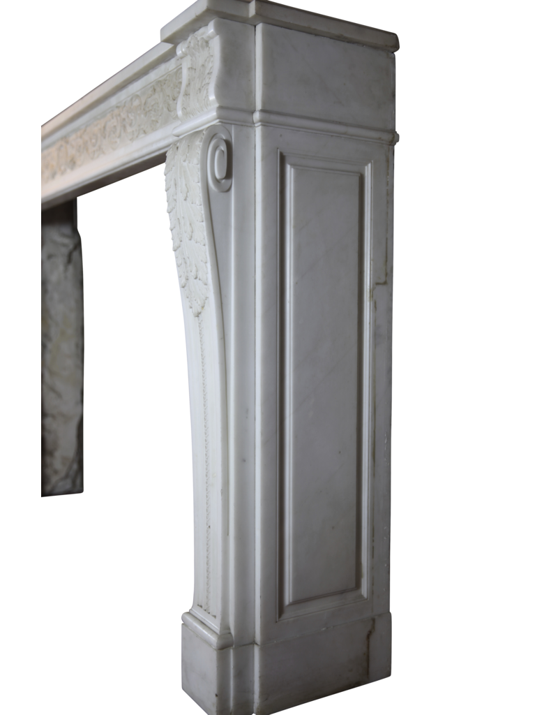 Maison Leon Van den Bogaert Elegante französische Kaminumrandung aus weißem Statuario-Marmor aus dem 18. Jahrhundert