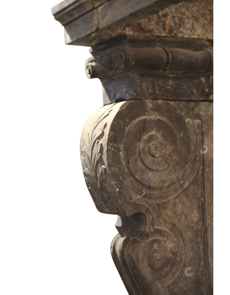 Maison Leon Van den Bogaert Italienische Kaminumrandung aus Fossilstein aus der Renaissance