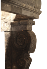 Maison Leon Van den Bogaert Italienische Kaminumrandung aus Fossilstein aus der Renaissance