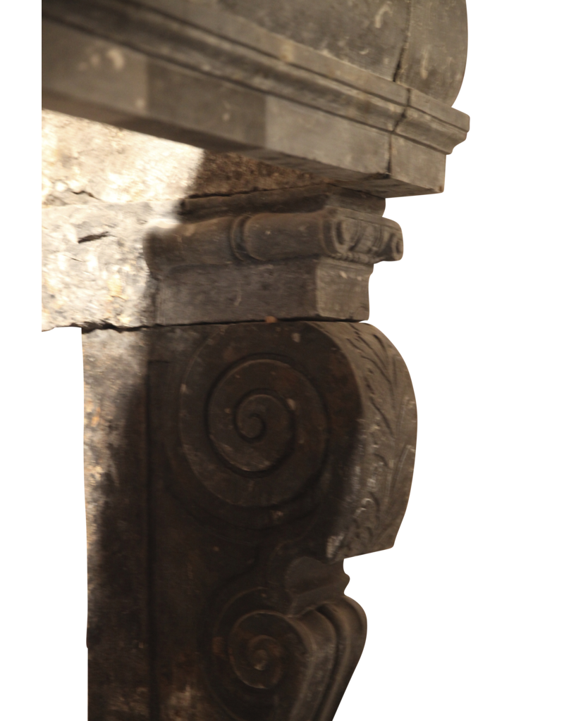 Maison Leon Van den Bogaert Italienische Kaminumrandung aus Fossilstein aus der Renaissance