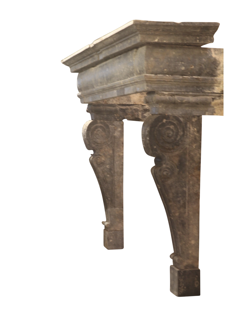 Maison Leon Van den Bogaert Italienische Kaminumrandung aus Fossilstein aus der Renaissance