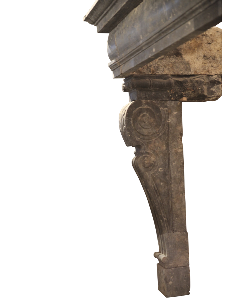 Maison Leon Van den Bogaert Italienische Kaminumrandung aus Fossilstein aus der Renaissance
