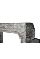 Maison Leon Van den Bogaert Elegante Kaminumrandung aus Kalkstein aus dem 17. Jahrhundert im Landhausstil