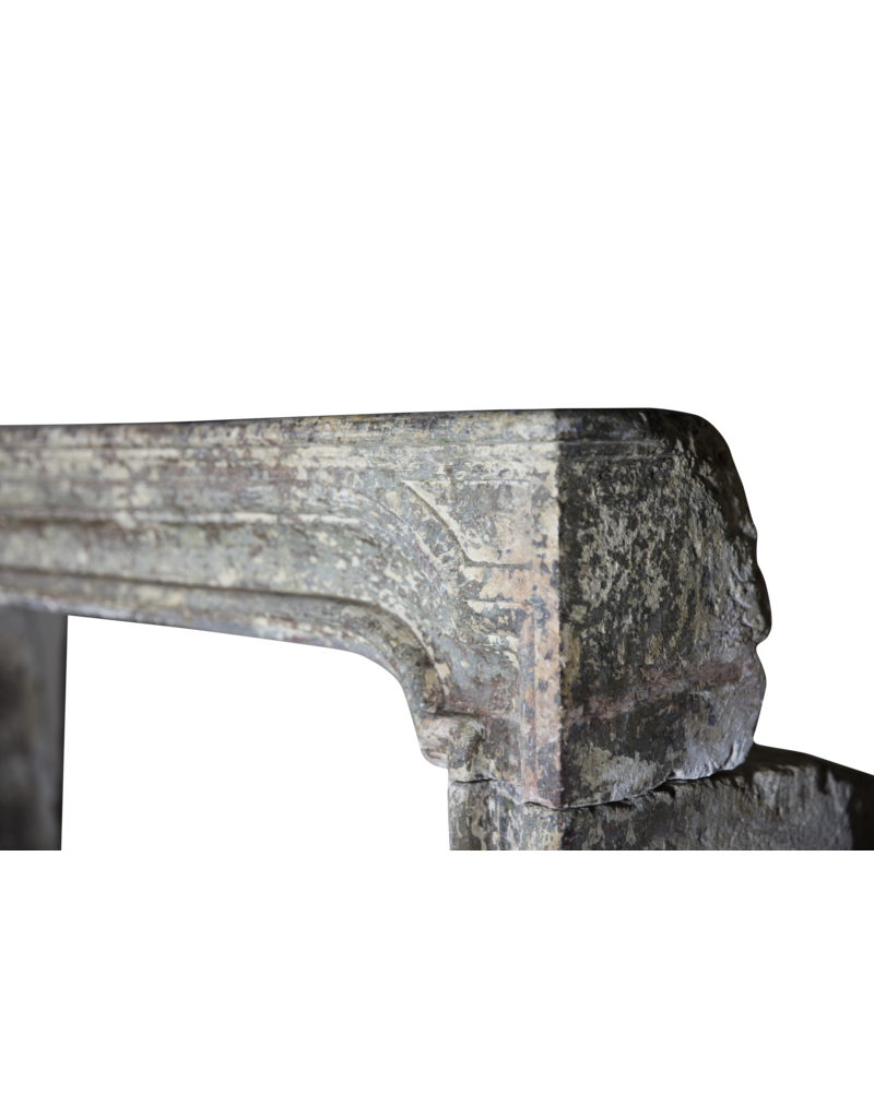 Maison Leon Van den Bogaert Elegante Kaminumrandung aus Kalkstein aus dem 17. Jahrhundert im Landhausstil