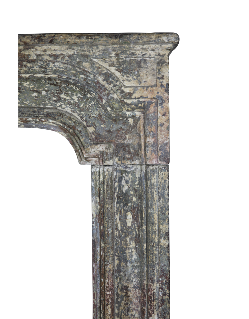 Maison Leon Van den Bogaert Elegante Kaminumrandung aus Kalkstein aus dem 17. Jahrhundert im Landhausstil