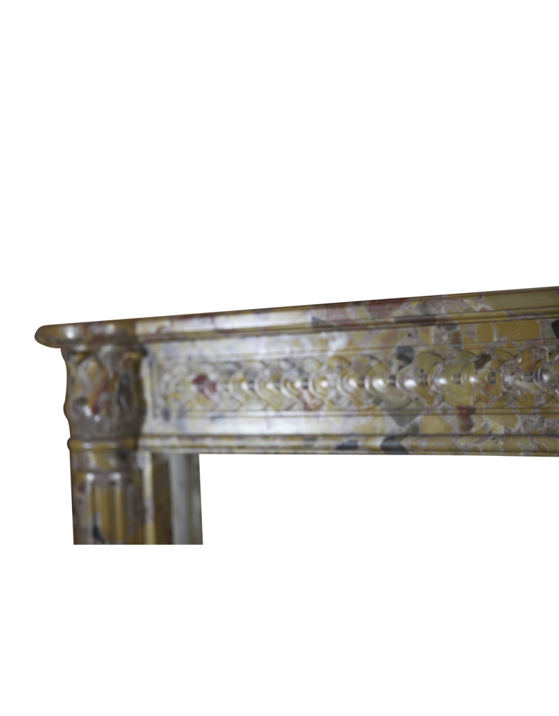 Maison Leon Van den Bogaert Elegante antike französische Kaminumrandung aus Marmor