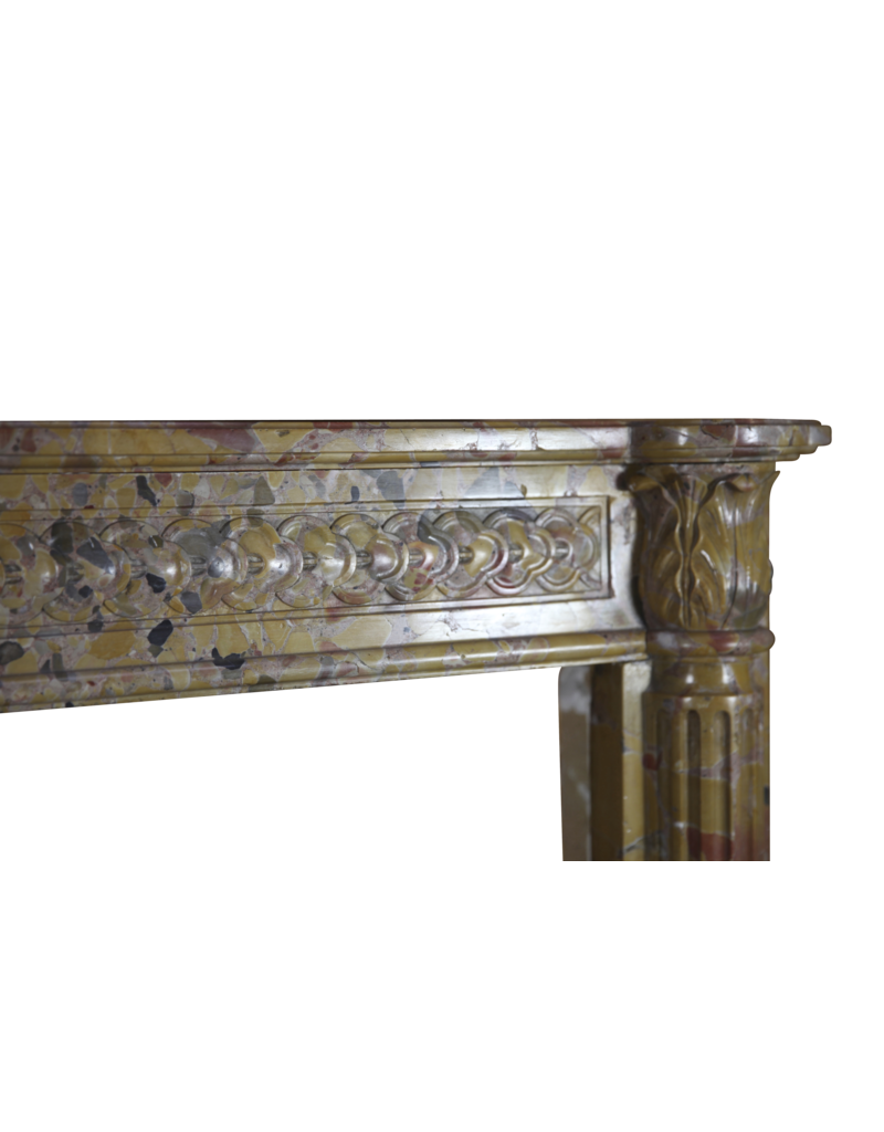 Maison Leon Van den Bogaert Elegante antike französische Kaminumrandung aus Marmor