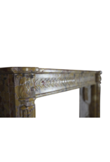 Maison Leon Van den Bogaert Elegante antike französische Kaminumrandung aus Marmor