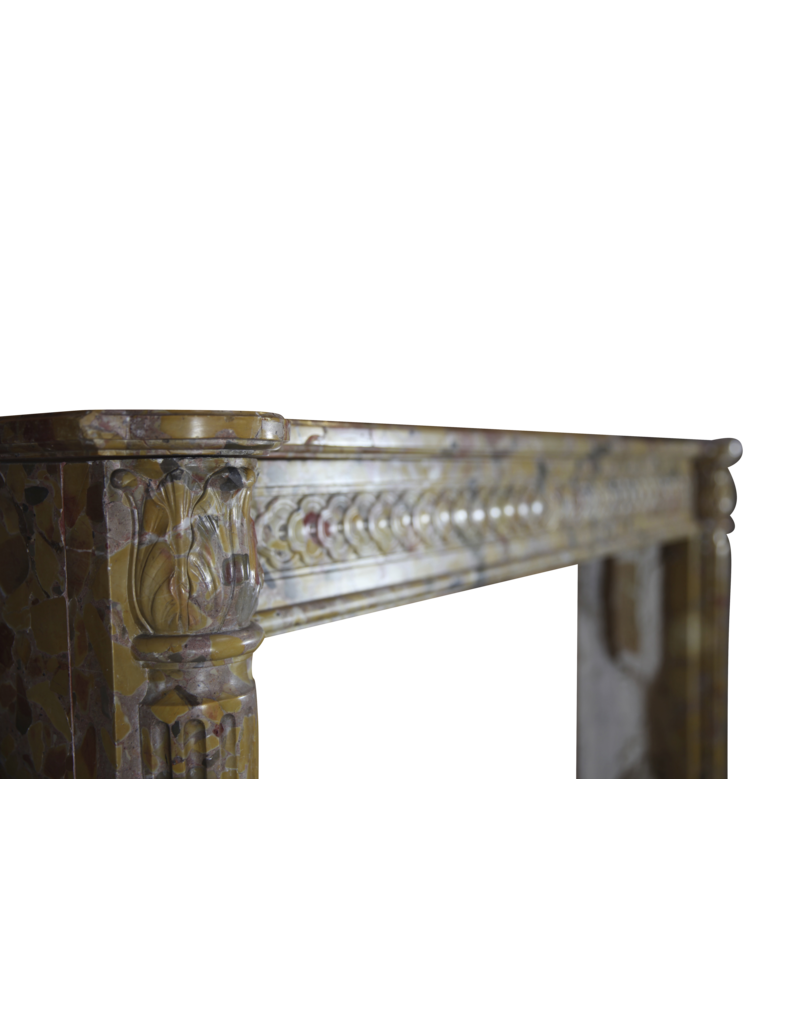 Maison Leon Van den Bogaert Elegante antike französische Kaminumrandung aus Marmor