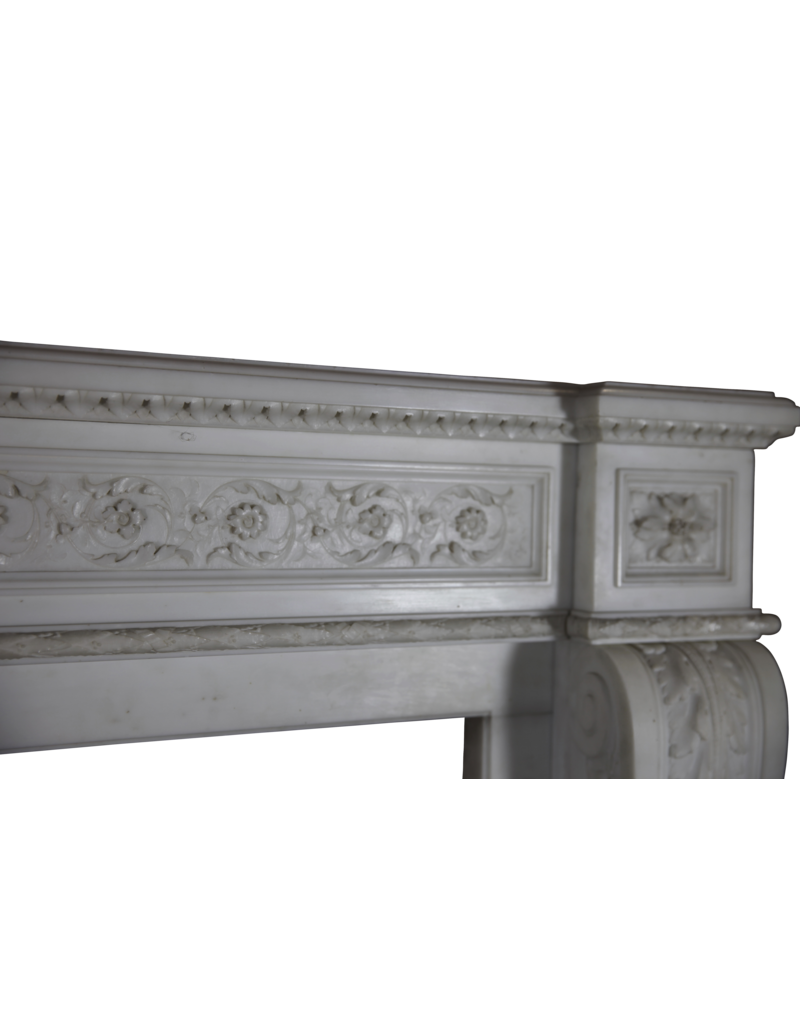 Maison Leon Van den Bogaert Große elegante antike französische Kaminumrandung aus weißem Statuario-Marmor