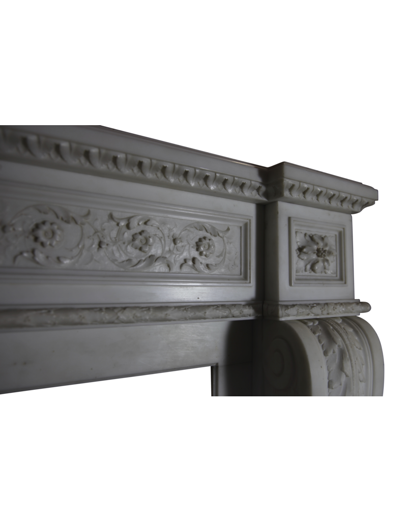 Maison Leon Van den Bogaert Große elegante antike französische Kaminumrandung aus weißem Statuario-Marmor