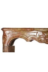 Maison Leon Van den Bogaert Von der Natur geschaffene französische Kaminumrandung aus zweifarbigem Stein aus dem 18. Jahrhundert