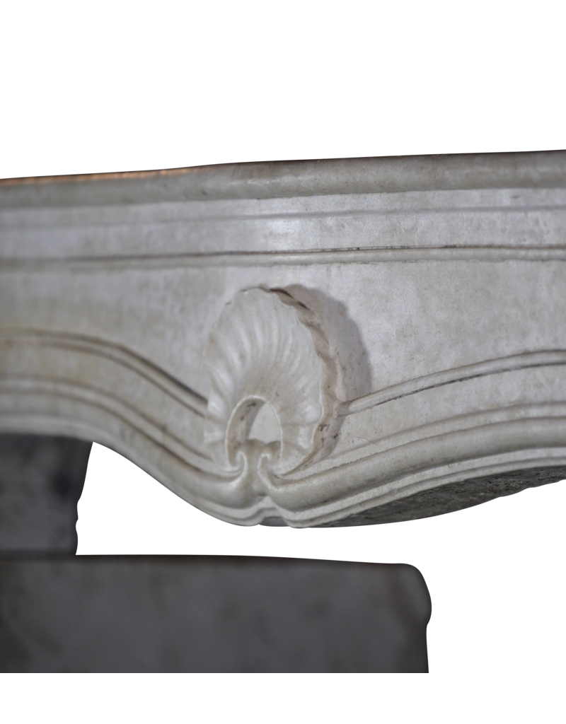 Maison Leon Van den Bogaert Französische Kaminumrandung aus Kalkstein aus der Louis-XV-Zeit