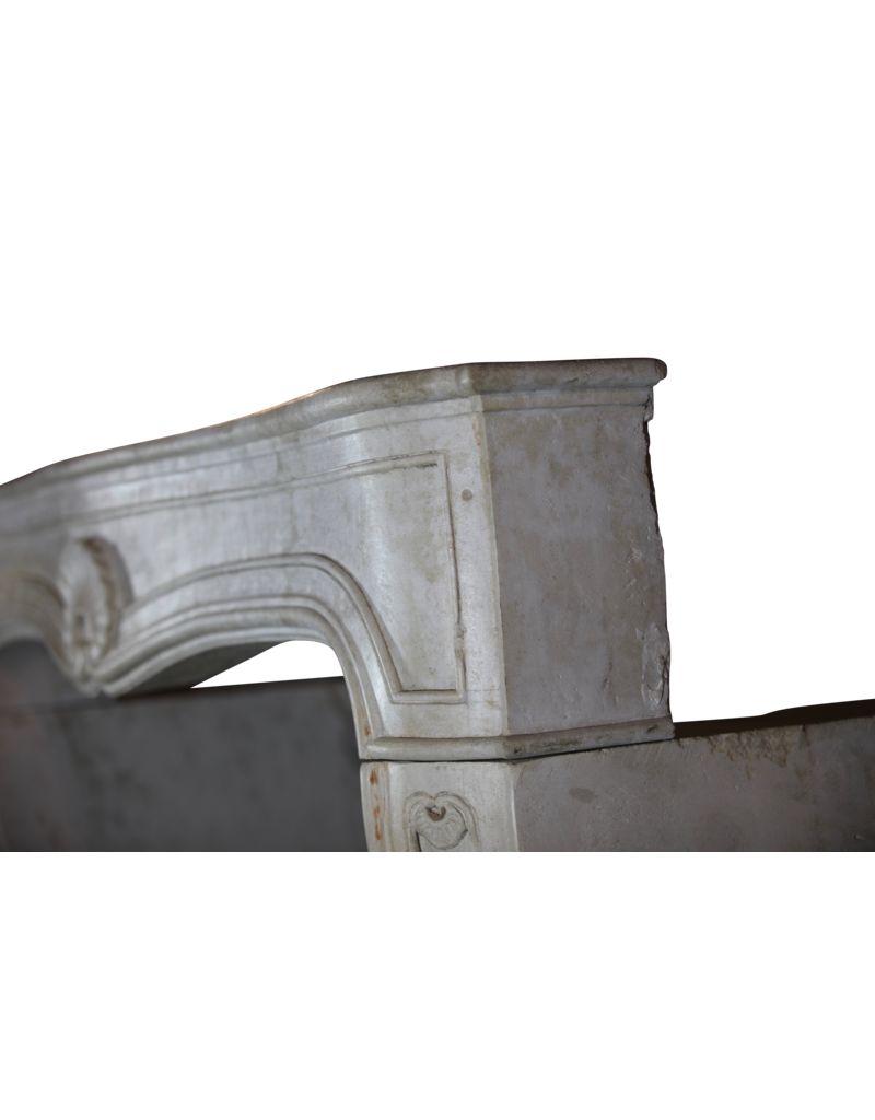 Maison Leon Van den Bogaert Französische Kaminumrandung aus Kalkstein aus der Louis-XV-Zeit