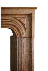 Maison Leon Van den Bogaert Delicado marco de chimenea italiano de piedra dura del siglo XVII