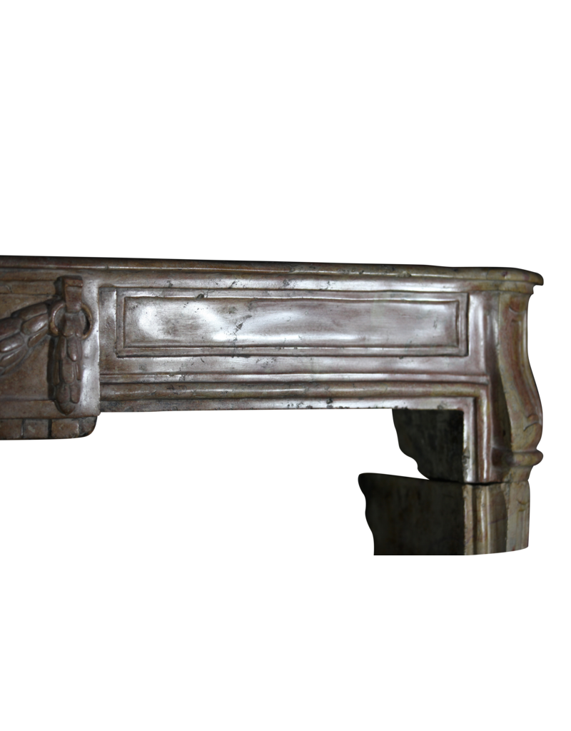 Maison Leon Van den Bogaert Große originale antike zweifarbige Kaminumrandung aus französischem Hartstein