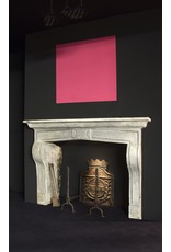 Maison Leon Van den Bogaert Elegante französische Kaminumrandung aus dem 17. Jahrhundert im Landhausstil