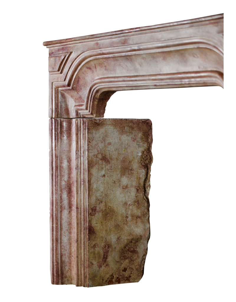 Maison Leon Van den Bogaert Elegante italienische Kaminumrandung aus Kalkstein im Landhausstil