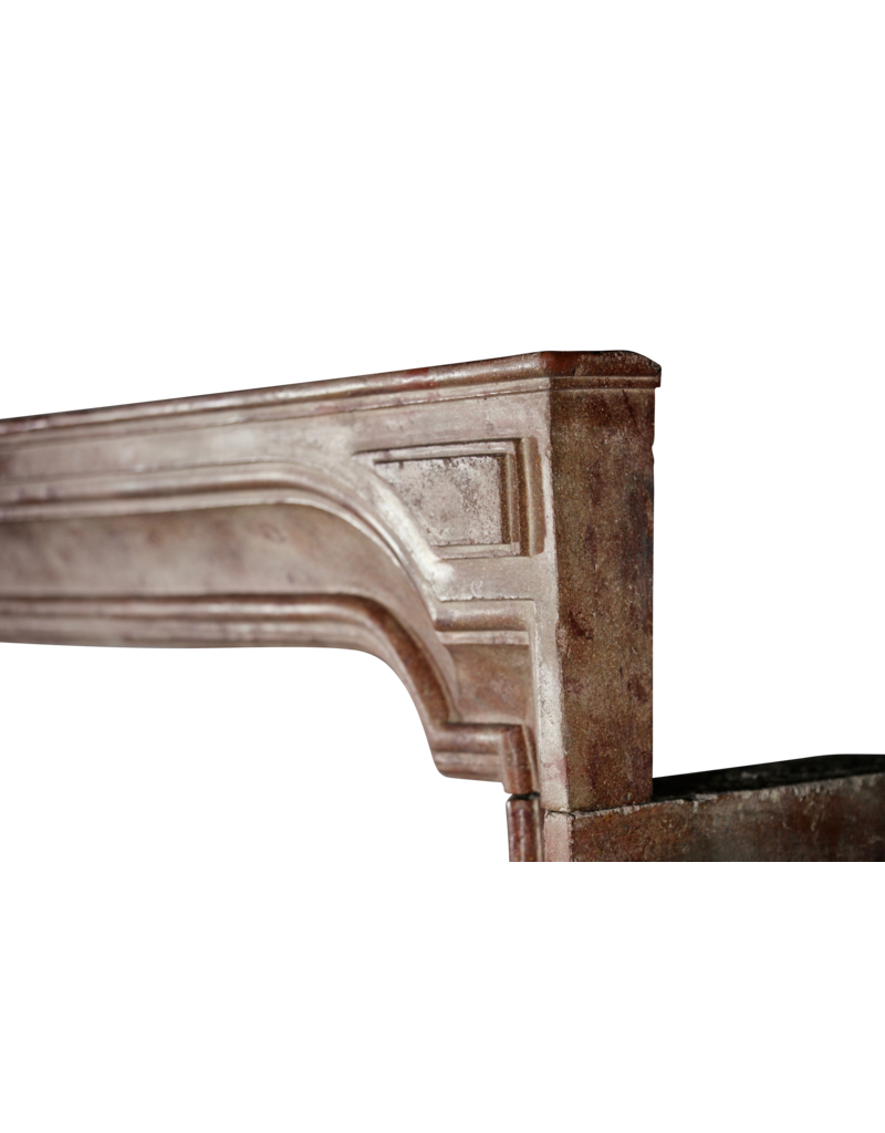 Maison Leon Van den Bogaert Elegante italienische Kaminumrandung aus Kalkstein im Landhausstil