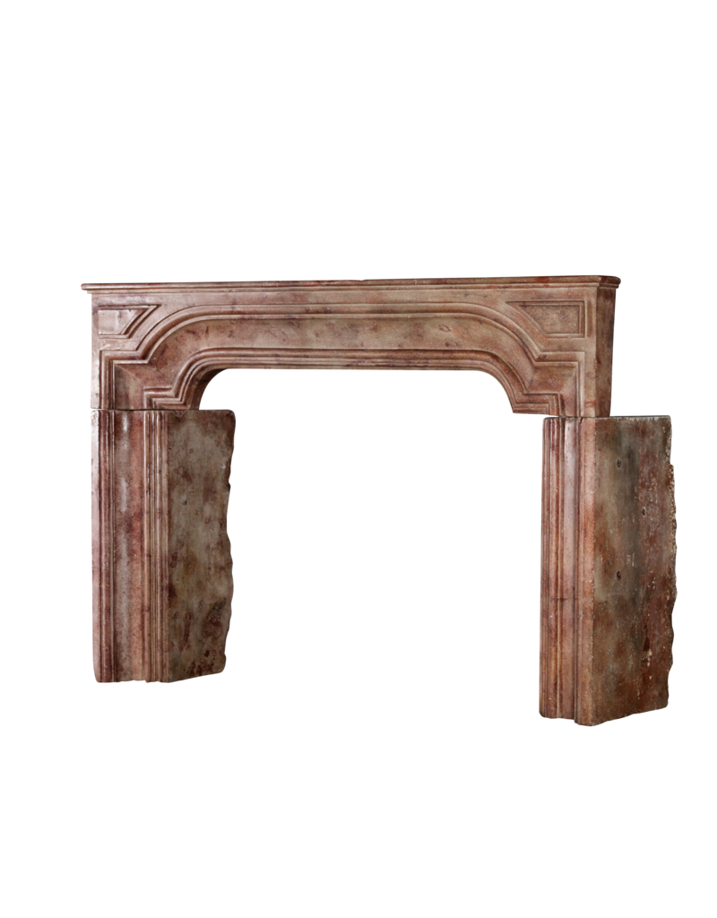 Maison Leon Van den Bogaert Elegante italienische Kaminumrandung aus Kalkstein im Landhausstil