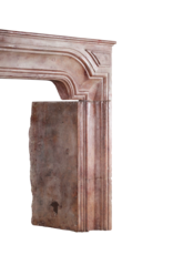 Maison Leon Van den Bogaert Elegante italienische Kaminumrandung aus Kalkstein im Landhausstil