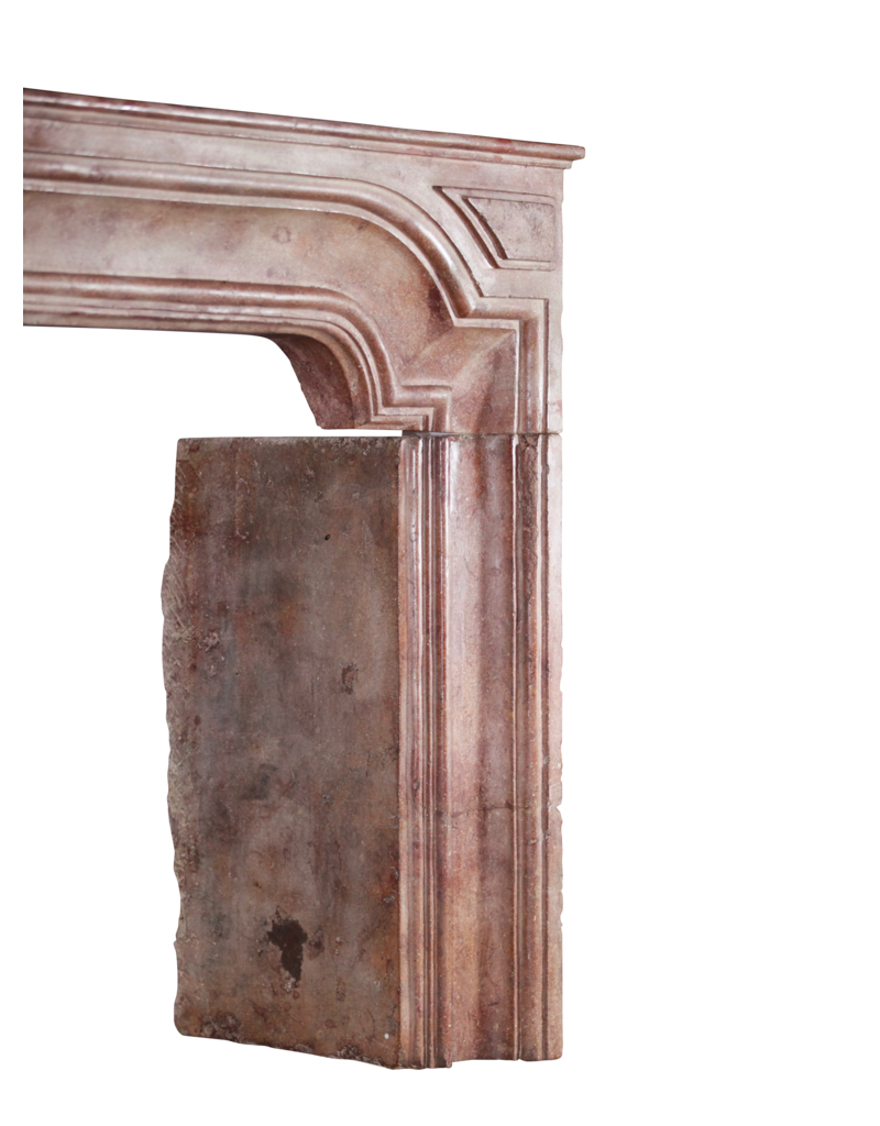 Maison Leon Van den Bogaert Elegante italienische Kaminumrandung aus Kalkstein im Landhausstil