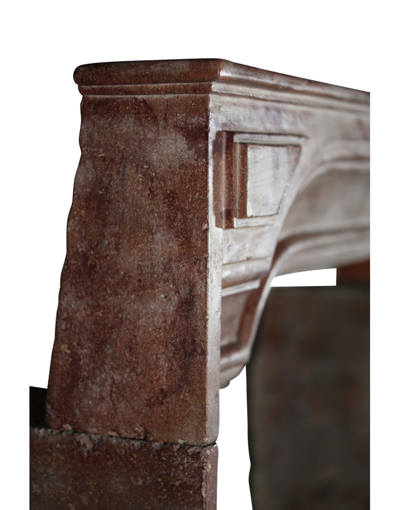 Maison Leon Van den Bogaert Elegante italienische Kaminumrandung aus Kalkstein im Landhausstil