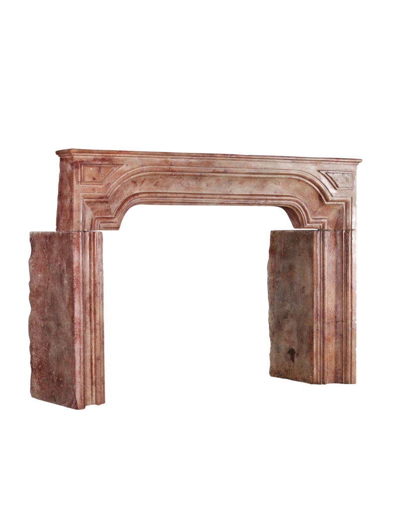 Maison Leon Van den Bogaert Elegante italienische Kaminumrandung aus Kalkstein im Landhausstil