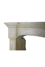 Maison Leon Van den Bogaert Elegante französische Vintage-Kaminumrandung aus Kalkstein im Landhausstil