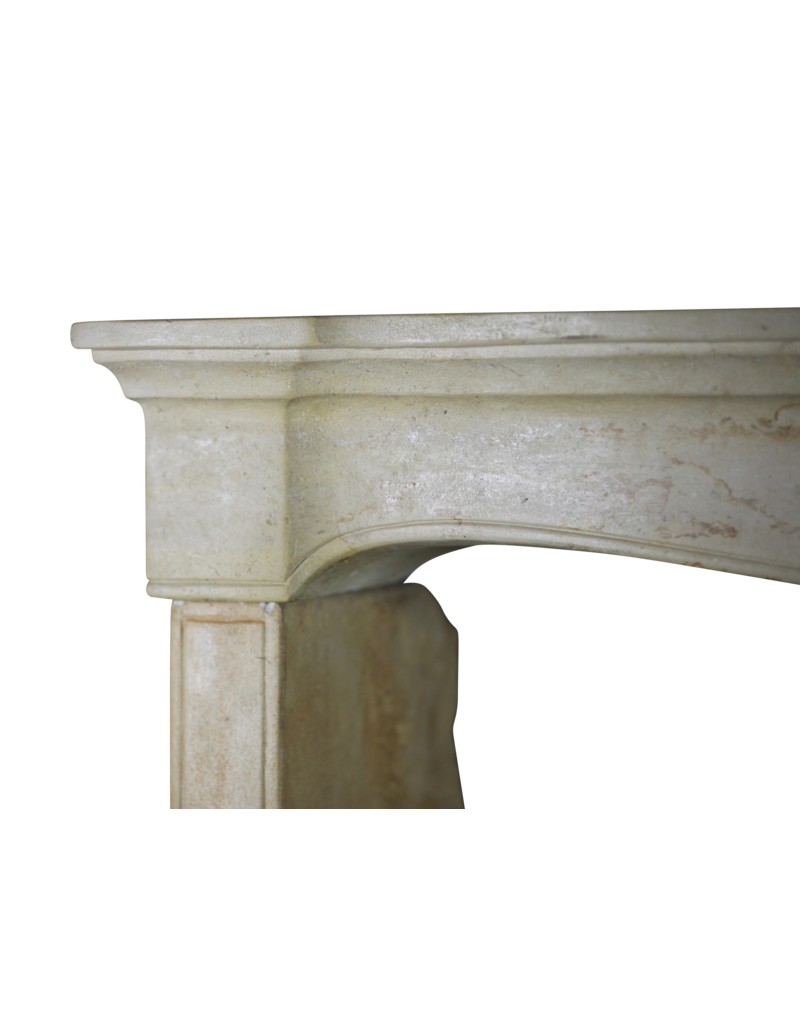 Maison Leon Van den Bogaert Elegante französische Vintage-Kaminumrandung aus Kalkstein im Landhausstil
