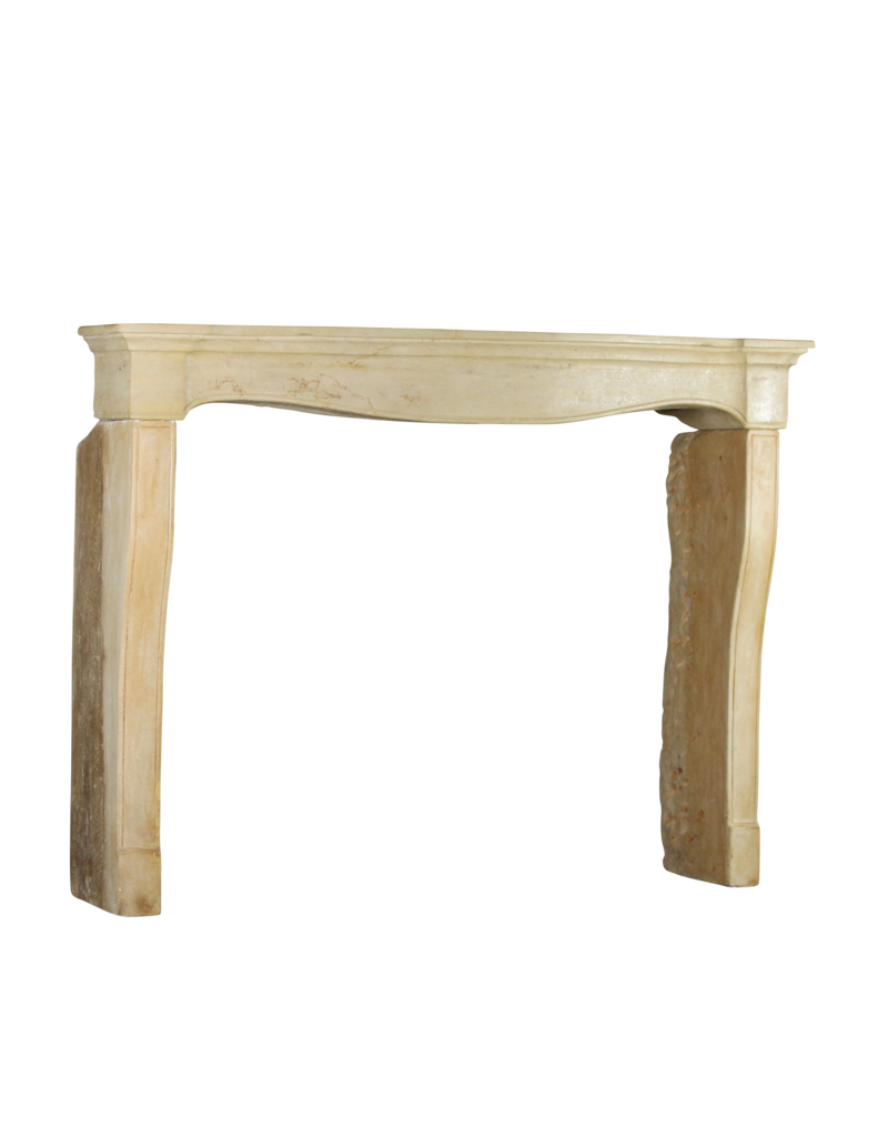 Maison Leon Van den Bogaert Elegante französische Vintage-Kaminumrandung aus Kalkstein im Landhausstil