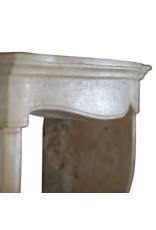 Maison Leon Van den Bogaert Elegante französische Vintage-Kaminumrandung aus Kalkstein im Landhausstil