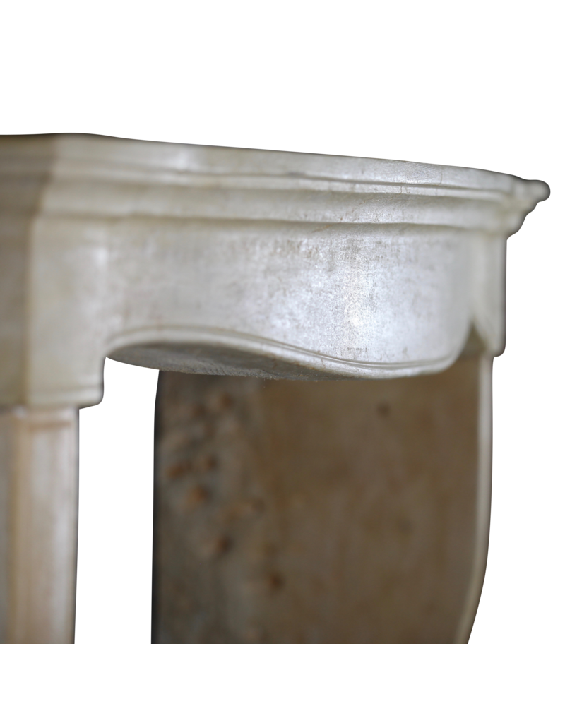 Maison Leon Van den Bogaert Elegante französische Vintage-Kaminumrandung aus Kalkstein im Landhausstil