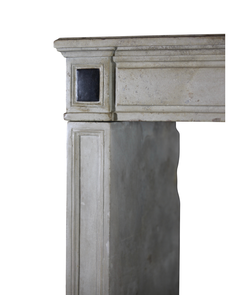 Maison Leon Van den Bogaert Zeitlos elegante französische Vintage-Kaminumrandung aus Kalkstein