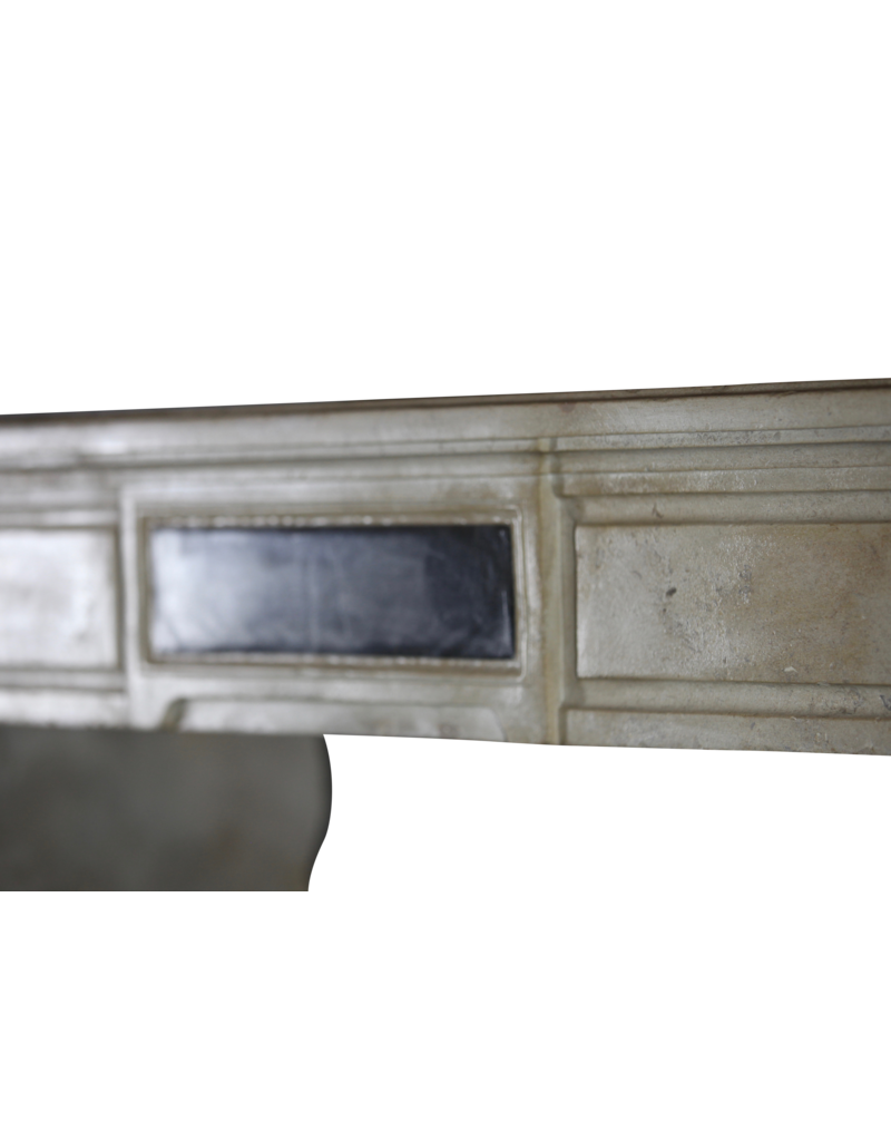 Maison Leon Van den Bogaert Zeitlos elegante französische Vintage-Kaminumrandung aus Kalkstein