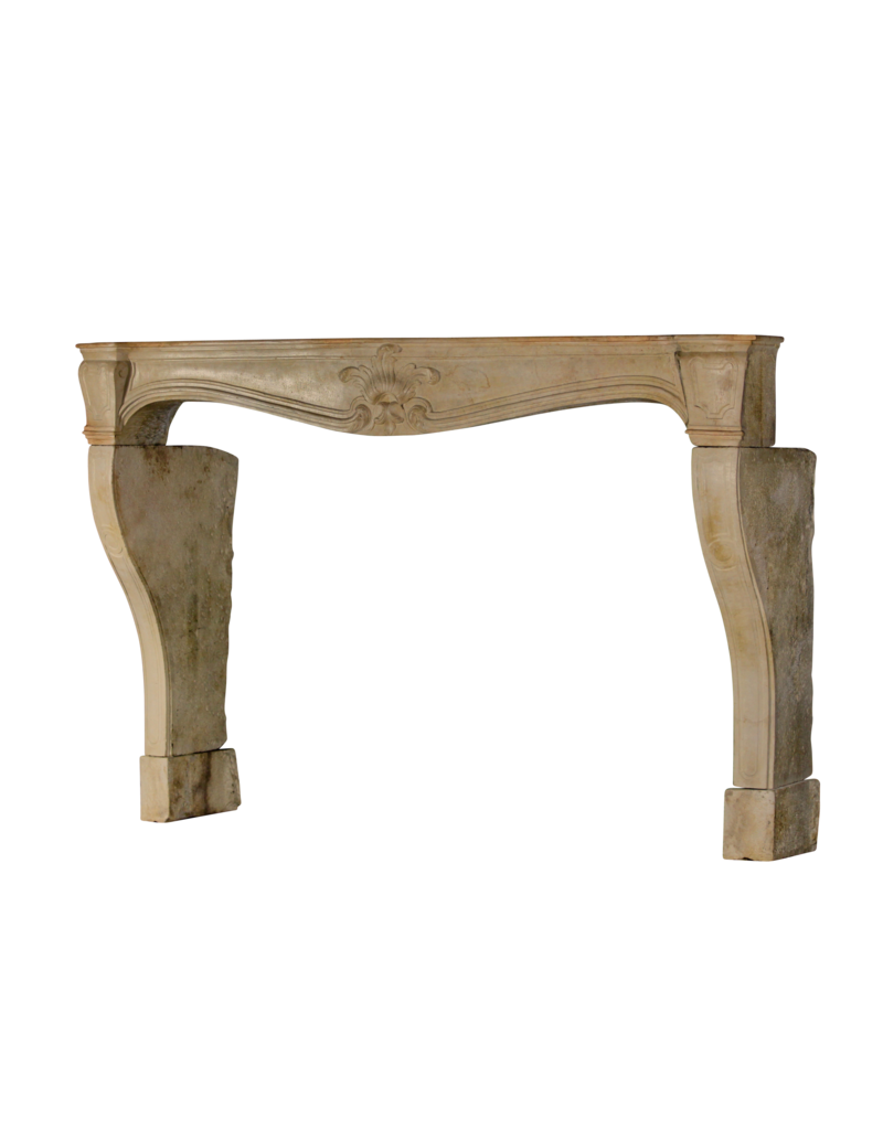 Maison Leon Van den Bogaert Elegante französische Vintage-Kaminumrandung aus Kalkstein im Landhausstil