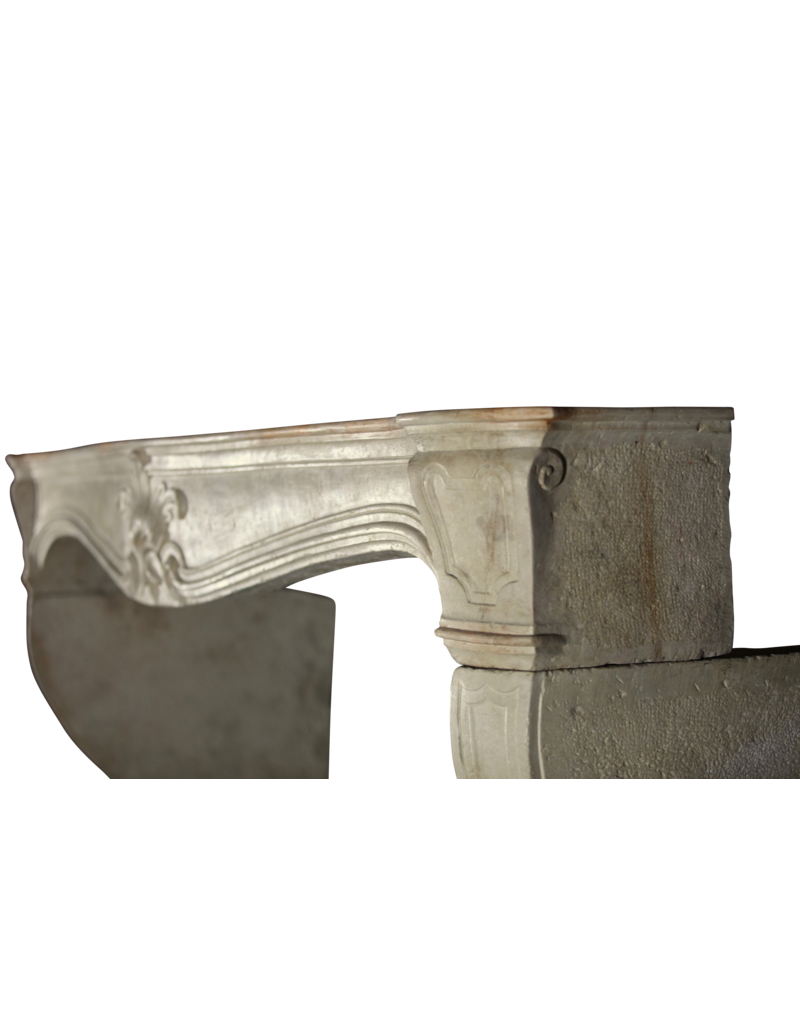 Maison Leon Van den Bogaert Elegante französische Vintage-Kaminumrandung aus Kalkstein im Landhausstil
