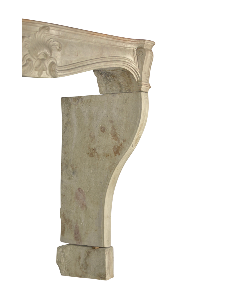 Maison Leon Van den Bogaert Elegante französische Vintage-Kaminumrandung aus Kalkstein im Landhausstil