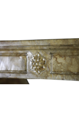 Maison Leon Van den Bogaert Antike Kaminmaske aus der zeit Louis XVI in Marmor