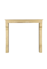 Maison Leon Van den Bogaert Französischer eleganter Kalkstein aus Landhausstil vintage Kaminmaske mit besonderen Details auf den pfosten