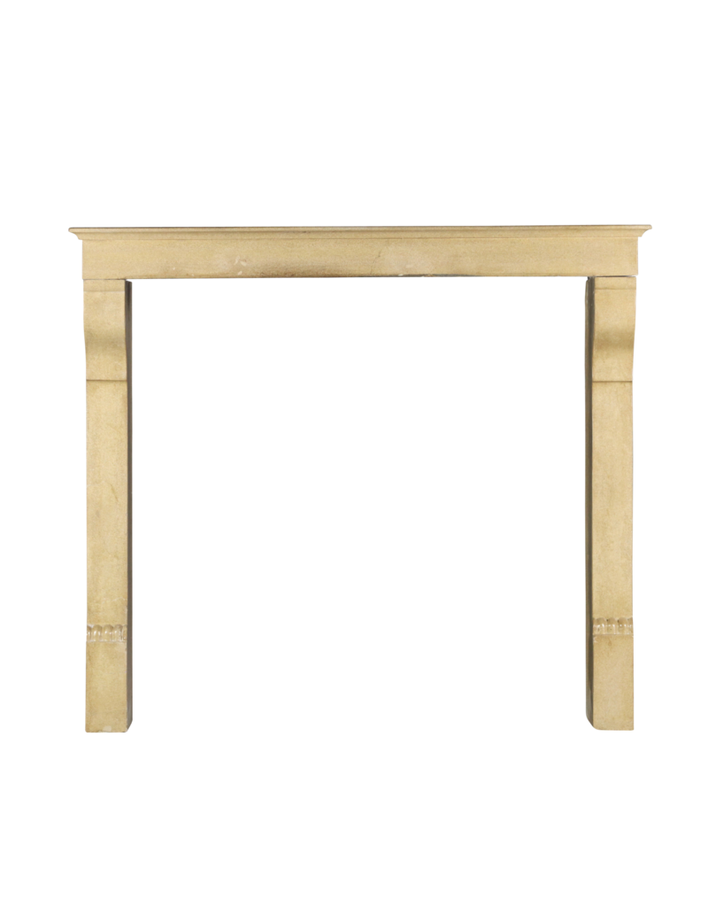 Maison Leon Van den Bogaert Französischer eleganter Kalkstein aus Landhausstil vintage Kaminmaske mit besonderen Details auf den pfosten