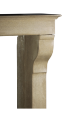 Maison Leon Van den Bogaert Französischer eleganter Kalkstein aus Landhausstil vintage Kaminmaske mit besonderen Details auf den pfosten