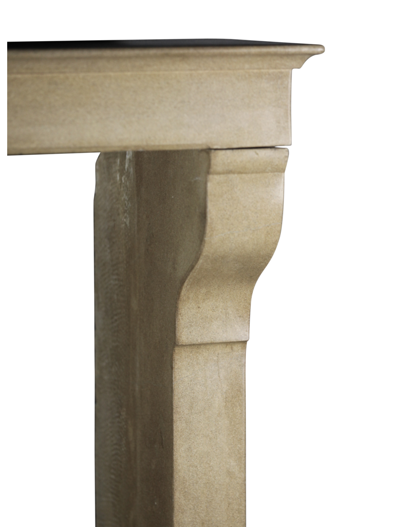 Maison Leon Van den Bogaert Französischer eleganter Kalkstein aus Landhausstil vintage Kaminmaske mit besonderen Details auf den pfosten